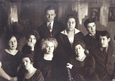 На фото: Ел.Ф. Гнесина с коллегами и учениками (?). И.Р. Дерингер стоит во втором ряду