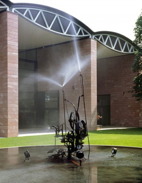 Жан Тэнгли. Плавающая водная скульптура. 1980. Фонтан. Музей Тэнгли, Базель.