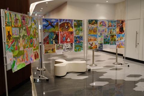 Выставка детских рисунков к сказке «Дюймовочка»