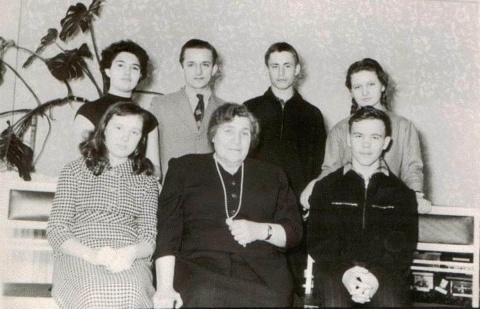 И.Р. Дерингер с учениками. Е.А. Левитан - в первом ряду справа  (фото из архива Е.А. Левитана)