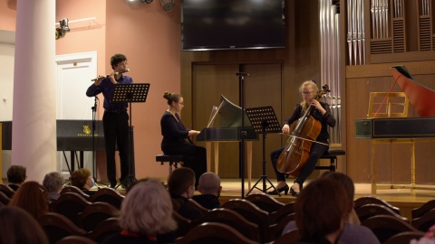 Георгий Абросов (траверс-флейта), Елизавета Екавян (клавесин), Ангелина Николовска (виолончель)