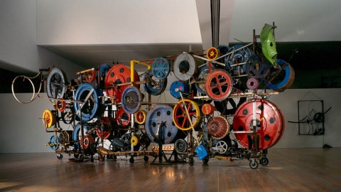 Жан Тэнгли. Фатаморгана (Метагармония IV). 1985. Железный каркас, деревянные колеса, пластиковые элементы, ударные инструменты, электрические лампы, электрические моторы