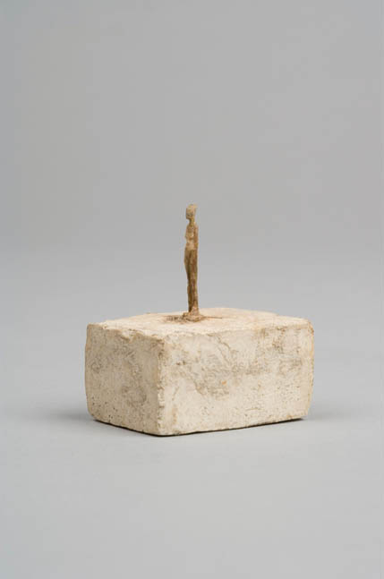 Альберто Джакометти. Very Small Figurine, 1937-1939 гг.  Гипс, следы красок, 4.5 x 3 x 3.8 см.